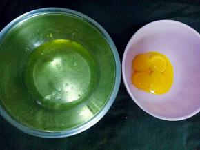 3个蛋黄与蛋白分离，一个全蛋加到蛋黄容器里