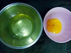 3个蛋黄与蛋白分离，一个全蛋加到蛋黄容器里