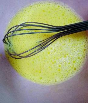 蛋黄液打散，加入牛奶搅打均匀