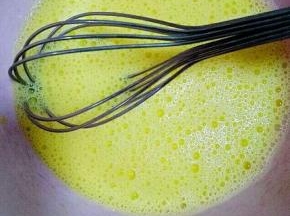 蛋黄液打散，加入牛奶搅打均匀