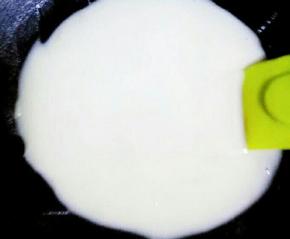 倒入过筛好的低筋面粉，快去搅拌成烫面糊，这是搅拌好的，放在一旁晾凉