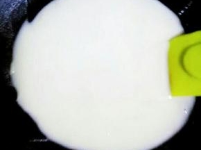 倒入过筛好的低筋面粉，快去搅拌成烫面糊，这是搅拌好的，放在一旁晾凉