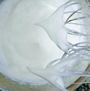 蛋白液中加入几滴柠檬汁，打出鱼眼泡加入三分之一白砂糖，继续打至细腻泡加入三分之一白砂糖，继续打发至稍有纹路加入剩余的白砂糖，打发至湿性发泡，即提起打蛋器，最前端蛋白下垂