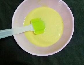 烫面糊不烫手时加入蛋黄液中搅拌均匀