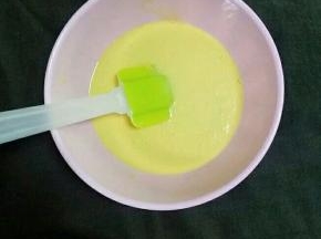 烫面糊不烫手时加入蛋黄液中搅拌均匀