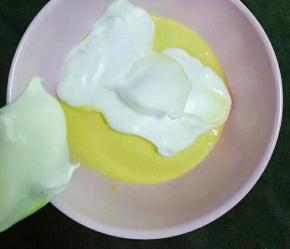 取三分之一蛋白霜加入蛋蛋黄糊中，上下翻拌均匀