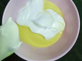 取三分之一蛋白霜加入蛋蛋黄糊中，上下翻拌均匀