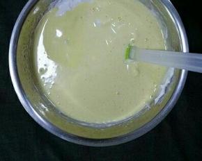 翻拌好的混合液全部倒入蛋白霜中上下翻拌均匀