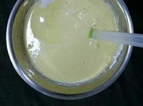 翻拌好的混合液全部倒入蛋白霜中上下翻拌均匀