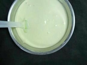 烤箱150度预热6分钟，翻拌好的蛋糕糊，倒入模具中，轻震几下，震出气泡