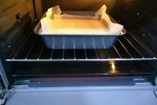 烤盘加水放在倒数第一层，烤网放在倒数第二层，蛋黄糊放在烤网上，150度10分钟，130度40分钟（温度和时间根据自己烤箱脾气调整），最后10分钟盖一层锡纸，避免上色太深