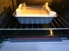 烤盘加水放在倒数第一层，烤网放在倒数第二层，蛋黄糊放在烤网上，150度10分钟，130度40分钟（温度和时间根据自己烤箱脾气调整），最后10分钟盖一层锡纸，避免上色太深