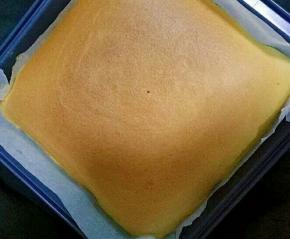 烤好的棉花蛋糕，用牙签扎个小孔，牙签上没有蛋糕屑带出就表示熟了