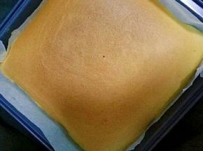 烤好的棉花蛋糕，用牙签扎个小孔，牙签上没有蛋糕屑带出就表示熟了