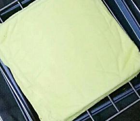 烤好的蛋糕，倒扣晾凉，切块