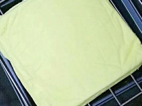 烤好的蛋糕，倒扣晾凉，切块