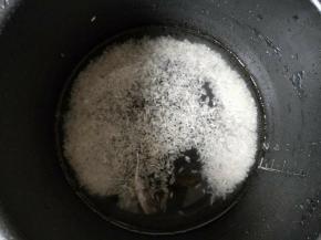 大米用水浸泡20分钟。