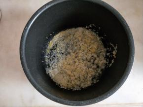 加入小米一起淘洗干净。