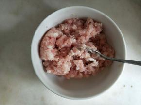 肉糜加黄酒、盐腌制半小时。