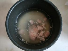 将淘好的大米、小米、以及腌制好的肉糜加适量水。
