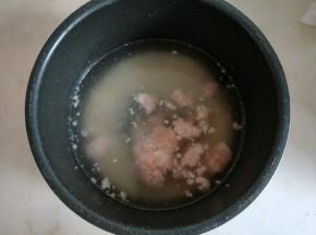 将淘好的大米、小米、以及腌制好的肉糜加适量水。