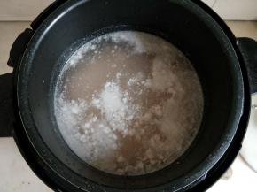 将肉糜搅散，不然煮好后会结块。电高压锅调到煮粥程序。