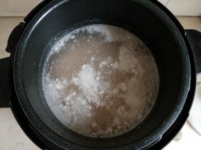 将肉糜搅散，不然煮好后会结块。电高压锅调到煮粥程序。
