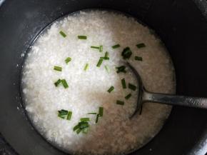 煮好后加入少许盐和葱花。