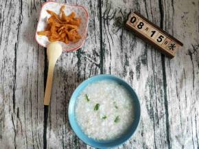 配上一碟小菜。