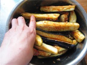 用手揉搓使调料味充分进入茄条中，稍微腌制10分钟