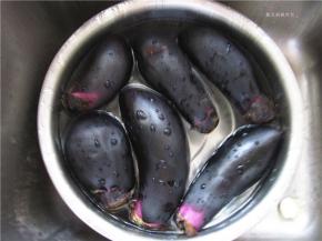 将茄子放入容器中用水清洗干净