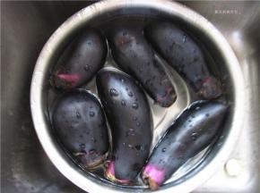 将茄子放入容器中用水清洗干净