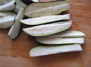 将茄子切成条状