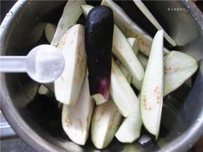 放入容器中加入精盐