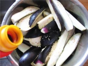 倒入酱油