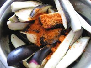 放入奥尔良烤鸡料