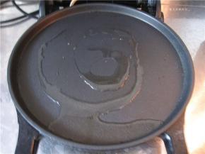 电饼铛预热并放入少许油