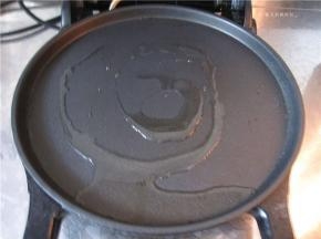 电饼铛预热并放入少许油