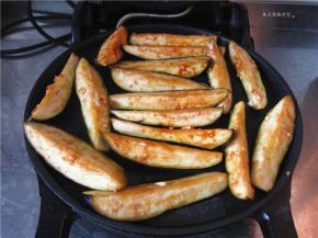 将茄条摆入锅中盖上上盖