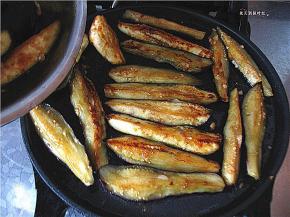 当表面金黄后开盖再倒入少许的腌料汁，至成熟即可出锅