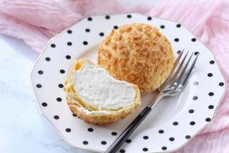 【酥皮】黄油60克，糖粉40克，低筋面粉75克。
【泡芙】水100毫升，黄油45克， 盐1撮，低筋面粉60克，鸡蛋2个（约105克）。
【卡士达奶油（基础分量）】蛋黄3个，细砂糖75克，低筋面粉25克，牛奶250毫升。