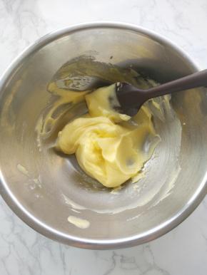 先来做酥皮。把黄油室温软化，再加入糖粉，用打蛋器搅打均匀。