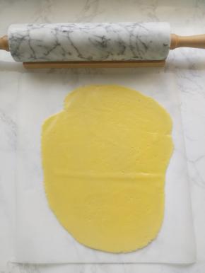 把面团放在两张油纸中间，再用擀面杖擀成厚2－3毫米的薄片。