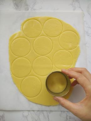 揭开上面的油纸，用模具轻轻压出印子。