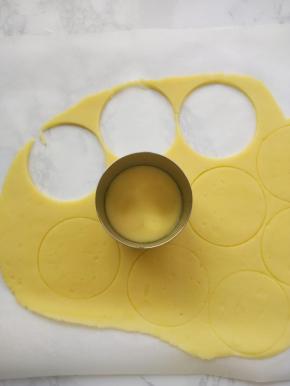 放入冰箱里冷冻10分后，用模具在先前压的印子上，压出圆片，再送入冰箱冷藏。