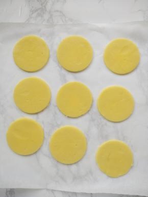 这个份量大约能做10个直径6厘米的酥皮，如果有多的话，你可以压成薄片冷冻起来，以后再用，个把月之内肯定是没有问题