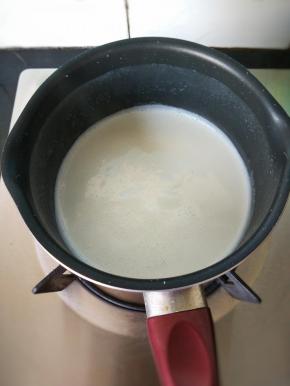 再来做卡士达奶油。先把牛奶倒入奶锅中加热至即将沸腾。