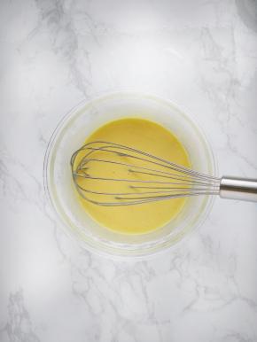 在搅拌盆里加入蛋黄搅打均匀，然后依次加入细砂糖和低筋面粉，每次加入材料都要充分搅拌均匀。