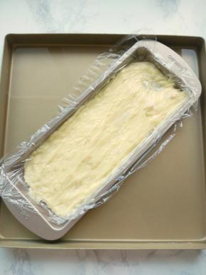 将卡士达奶油倒入浅盘，覆盖保鲜膜，并叠放在装有冰水的另一浅盘中，加快冷却速度。使用之前，先放在冰箱冷藏保存。使用时，放入搅拌盆中用刮刀重新搅拌，让奶油恢复浓稠顺滑的状态就可以了。