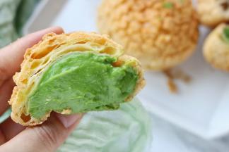 卡士达奶油有很多变化，比如这款抹茶卡士达奶油，在基本分量的细砂糖中，加入1大匙抹茶粉，后续做法参考基础方子来做。